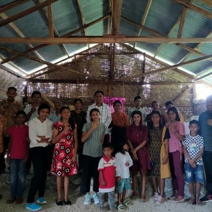 KatolikG's tweet photo. Di tempatmu, Gereja seperti ini masih ada nggak?
🐏🐑
Gereja Berlantai Tanah, Berdinding Bilik Bambu, dan Beratap Seng

UMAT Stasi Waimaringu, Paroki St. Klemens Katiku Loku, Sumba Tengah, NTT, Keuskupan Weetebula pada  Misa Hari Raya Tritunggal Mahakudus, Minggu, 4/6/2023. https://t.co/jul8fJ9KYC