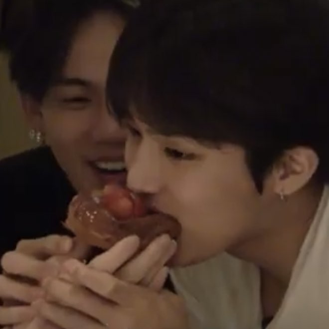 น่ารักมากตอนพี่โยชิป้อนขนม ดูจองอูจับมือพี่ดิ เด็กเร้กหนิ