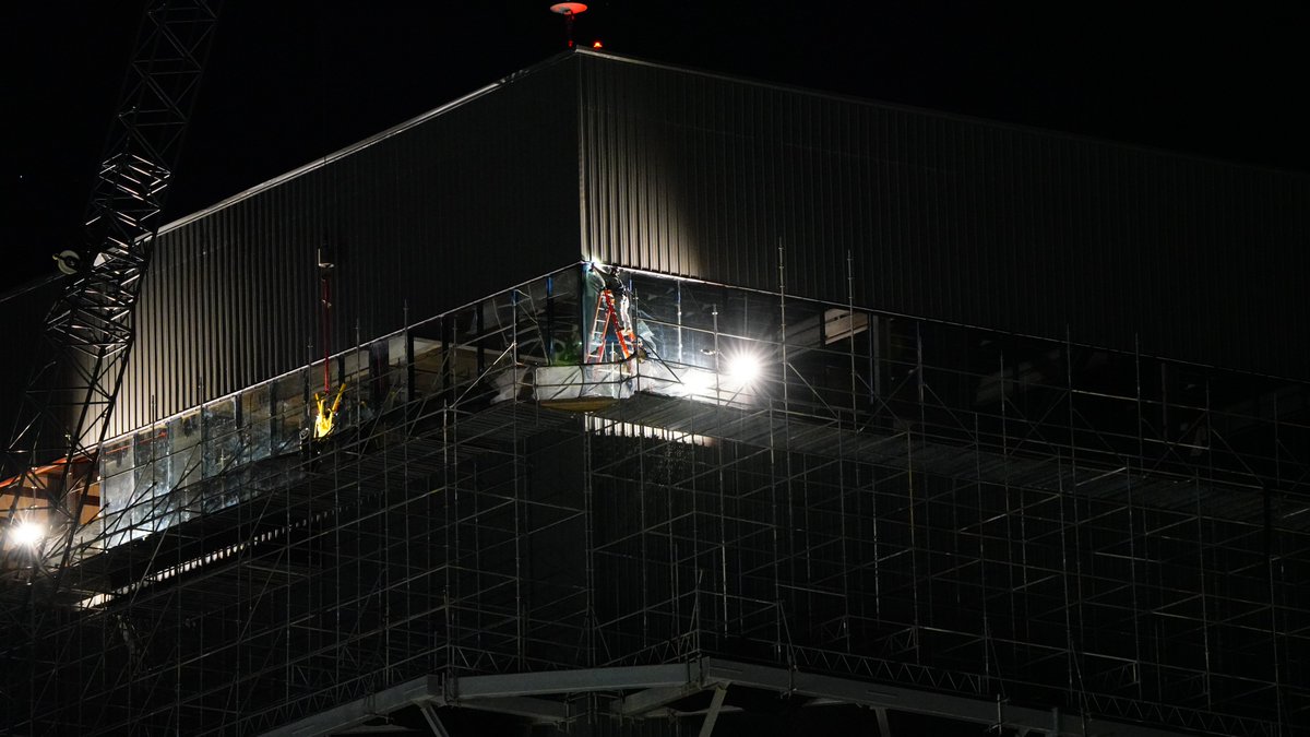 jessica_kirsh's tweet image. Would you dare? 

#Starbase Megabay viewing area glass panel installation.

June 6, 2023
10:26 p.m. CDT

📷: @jessica_kirsh 

#Starship #Starfactory #JessicaKirsh @SpaceX