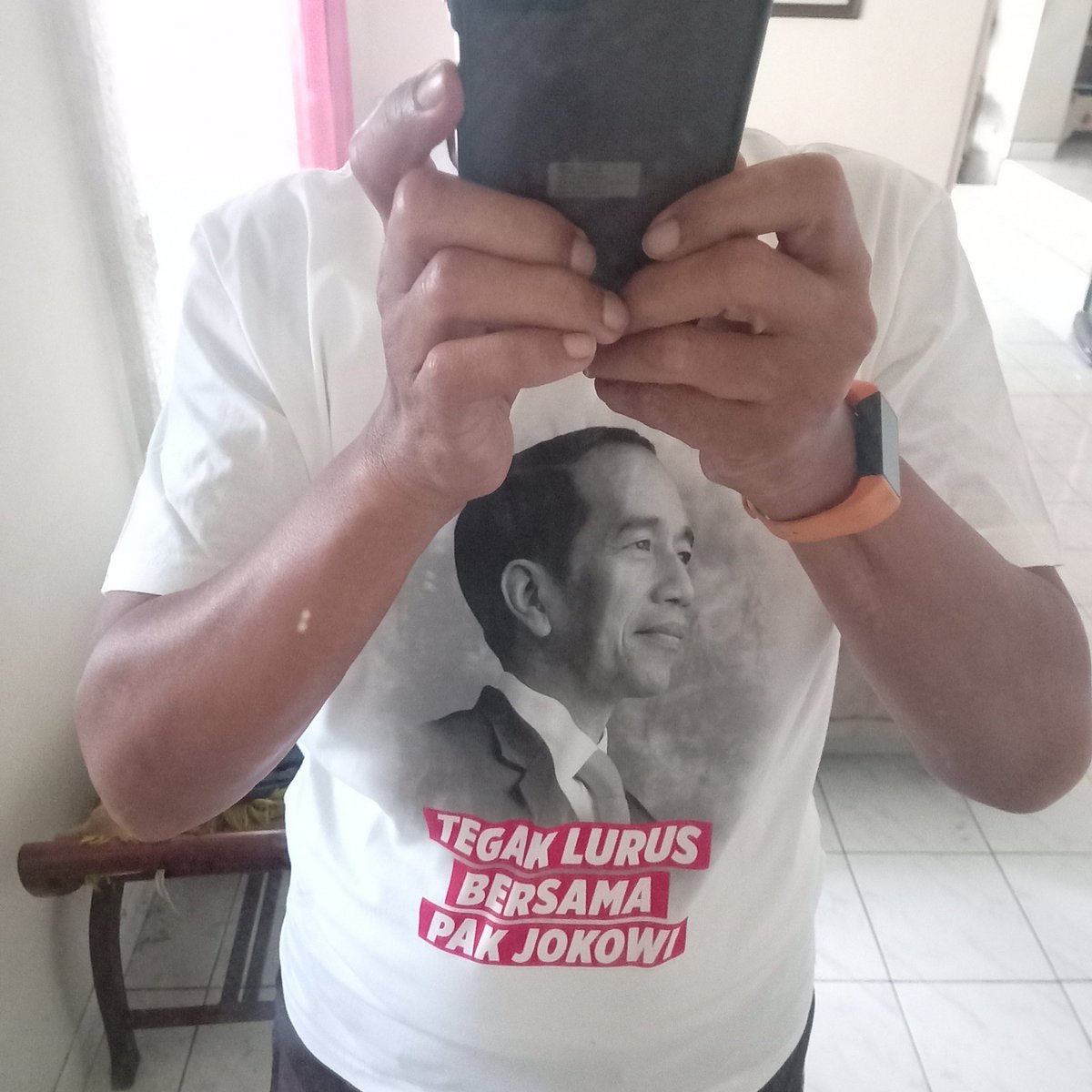 hardito's tweet photo. @RajaJuliAntoni 
Alhamdulillah kaos kerennya sudah sampai di Bandung.
Terima kasih bro Wamen.. 🙏🏼

#bangga #jokoisme https://t.co/rcEsKyavpi