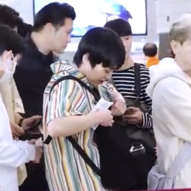 시우민 손에 티켓(?) 야무지게 쥐고 들어가는 모습이 걍 초딩이잖냐....