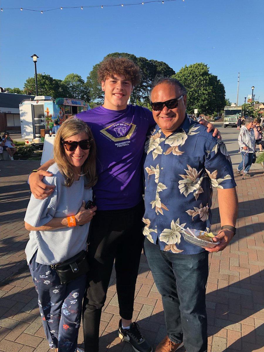 Cam DeGraw with 2 Coug greats! # 66’from the 81’ Holiday Bowl, @DavidLPritchard and his amazing wife Kelli! Thank you for loving on us for so long. :-)