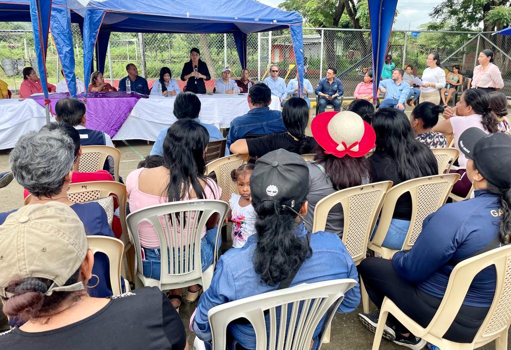 EmilyVeraA_'s tweet photo. El acompañamiento a las y los ciudadanos desde sus propias comunidades, será el eje central de esta concejalía.

Hoy mantuve una reunión con la comunidad de 'El Chorrillo' conformada por más de 600 familias, con quienes nos comprometimos a acompañar sus demandas, y en el marco de mis competencias, gestionar soluciones que contribuyan al bienestar de toda la comunidad. 

#GuayaquilConDignidad ⭐
@aquilesalvarez