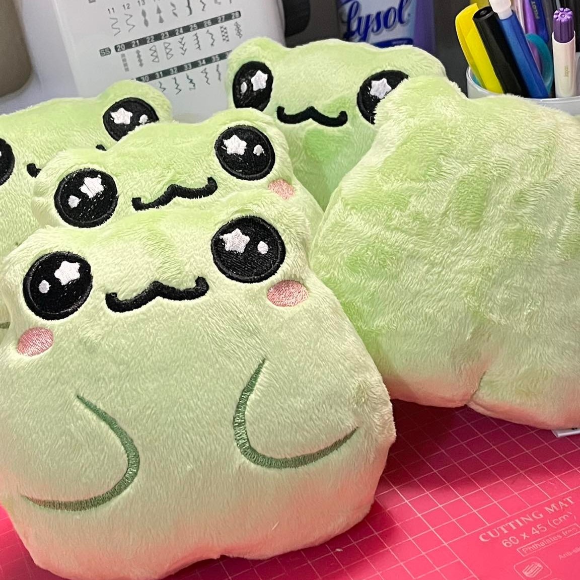 feltiscreations's tweet photo. Hi hi Im Felti~! I'm a Sewist &amp; Artists that loves all things cute &amp; crafty!  Be sure to check down below where else you can find me~!

🧸Shop- https://t.co/NOf8tuRWWZ
🌼Patreon- https://t.co/65Qgu9aFIy
🎀Insta (Main)- https://t.co/PXpcK8gTyC
🌸Other- https://t.co/hWw5zh9O3Q https://t.co/Xqyt7qD9gj