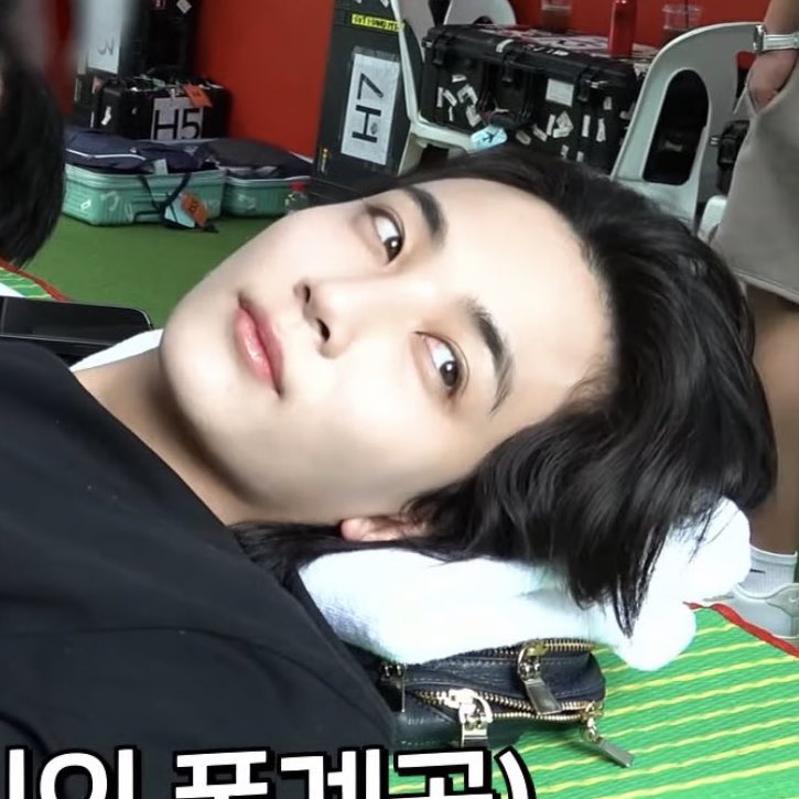 millkybboy's tweet photo. 정한이가 누워서 무언가를 바라볼때의 모습이라는게 너무..🥹 https://t.co/sCIUVu3FeW