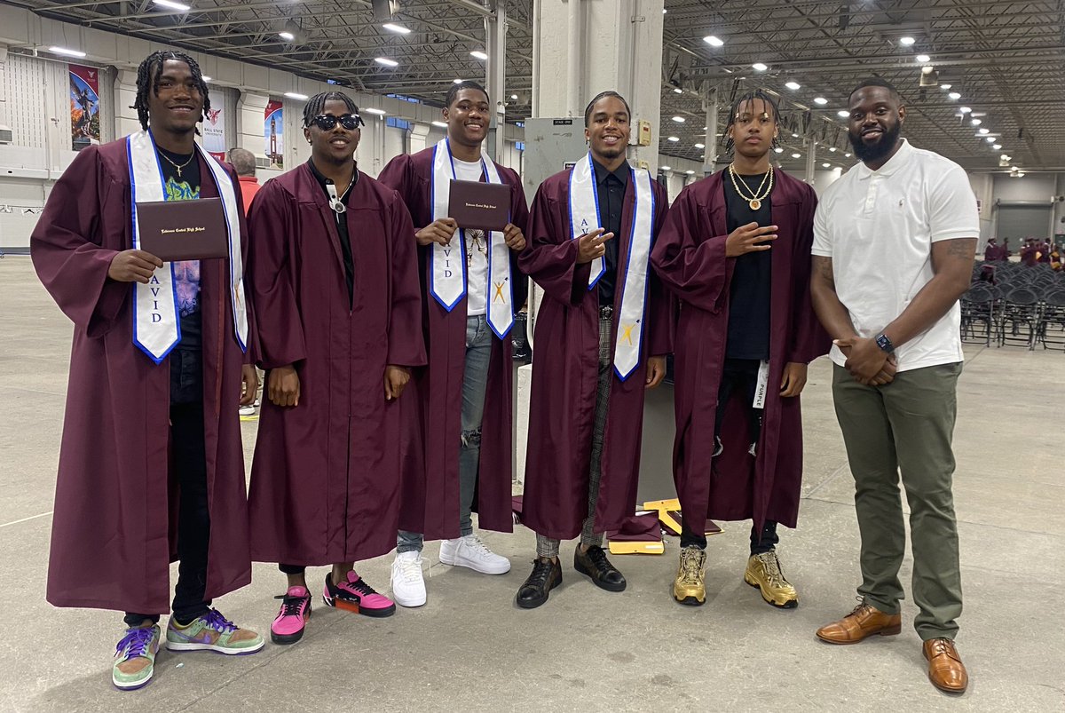 agoodenjr3's tweet photo. A few of my guys from the first high school team I got the opportunity to coach…Proud of the young men you all have grown into!!! Congrats!!! Go be great!!!💪🏾💯
@trentbookerr @charlesvaden6 @BraylonRuss10 @jacob_frank1n @craig_dajohn 
#LCBears🐻 https://t.co/1q1AzJsdV3