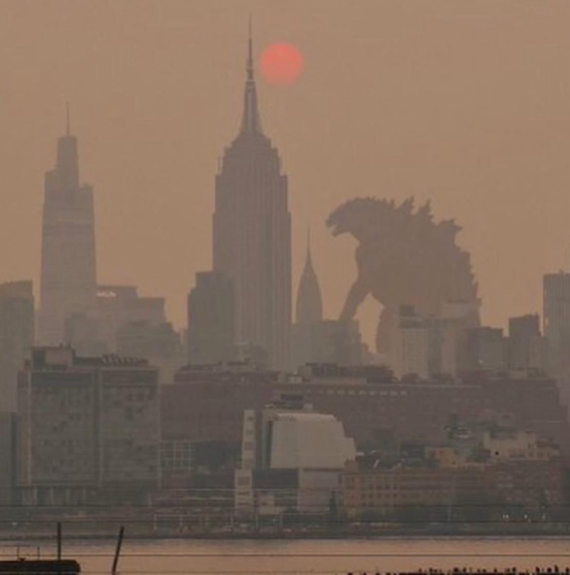 thedejadom's tweet photo. NY lookin real crazy out here right now…

#CanadaWildfires #NYCAir #smoke https://t.co/b5OSimAcHW