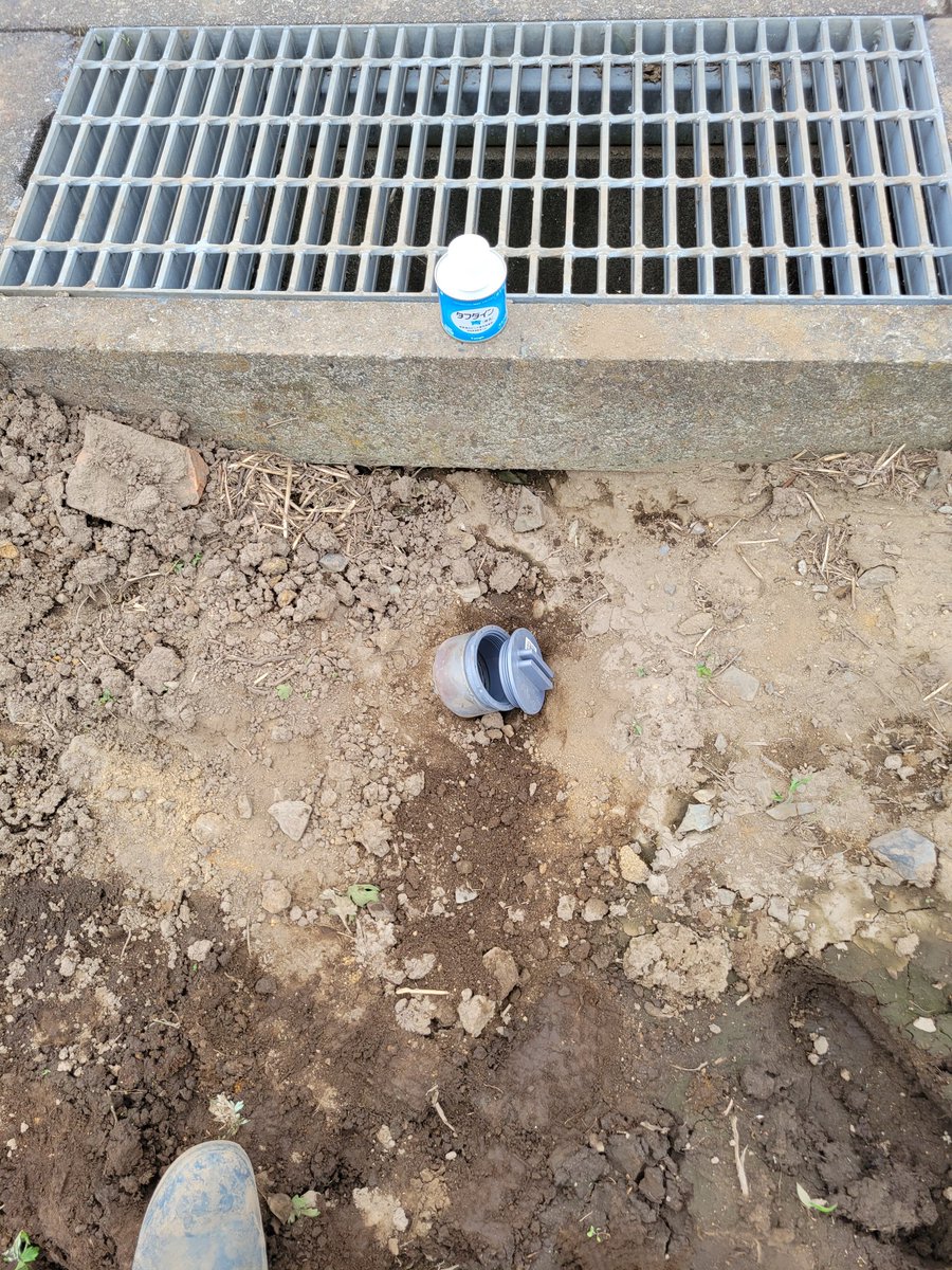 今年から請け負った畑。先日の大雨で冠水してしまった。
側溝からの流入が大きい原因だった。土に埋もれていてわからなかった。
雨の前にフタをつけた。