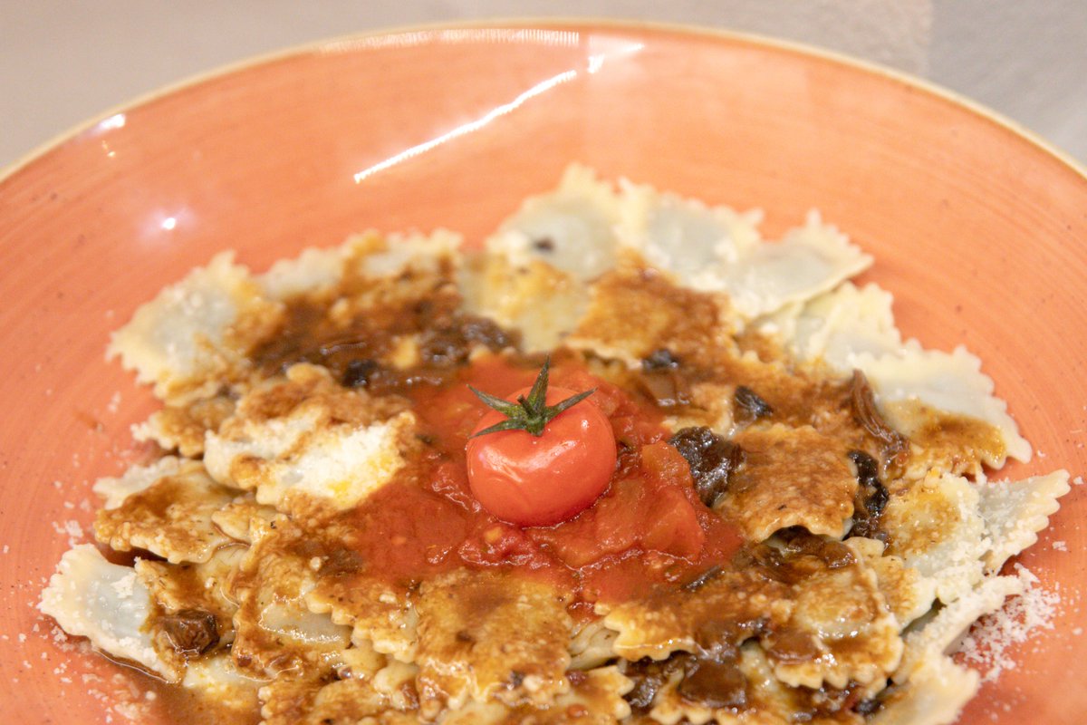 LouCastelet06's tweet image. Laissez-vous tenter par la #cuisine fraîche et chaleureuse de notre #restaurant &quot;Chez Cathy&quot; !

Choisissez parmi notre sélection de grands classiques de la cuisine française, de #spécialités provençales ou même les #saveurs du #monde.