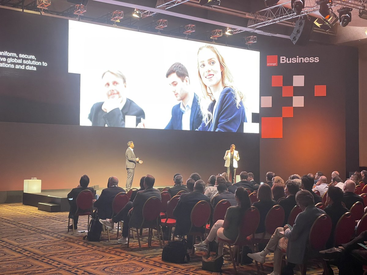 orangebusiness's tweet photo. Our COO @ZitouneWassila speaks at #HelloWorld23 besides our CPMO @dr_ujavaid
🎤« We face the challenges together with our clients, the time for predictions is shorter and shorter in our tech ecosystem: now 2 years represents a really long time! » https://t.co/aWEhIjOkOM
