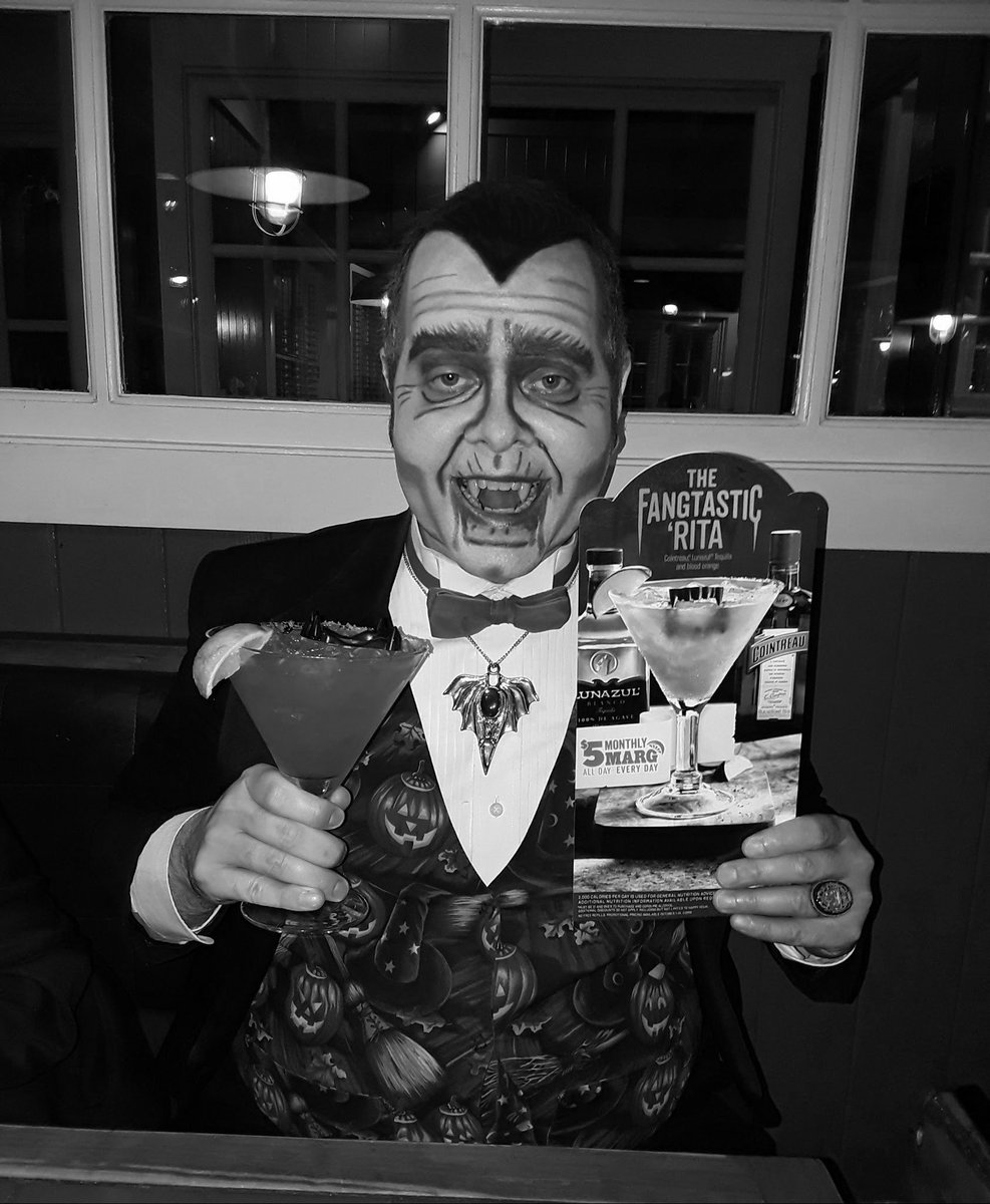 Count_Gregula's tweet photo. @Chilis #CountGregula enjoying The Fangtastic 'Rita during one ominous October back in 2019. Such a classic concoction in black & vhite or unliving color! 🍹 🧛🏻♂️
#TeamGregula #ChilisMargs https://t.co/c0yqe0Zhgl