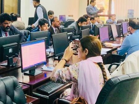 SEEDinPakistan's tweet photo. SEED conducted a session for 28 officers from the 36th Mid-Career Management Course (MCMC) at Pakistan Provincial Services Academy, #Peshawar. Officials from PMS, BCS, BSS & OMS groups came together to learn about @SDGoals. 🌏♻️
#SustainableDevelopmentGoals #PublicSectorLearning https://t.co/2ivWkNFAYx