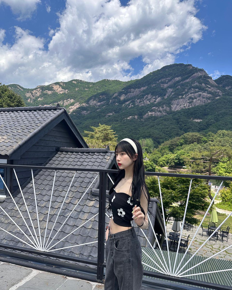 LoonaTheGermany's tweet photo. #UPDATE | Yeojin‘s Instagram-Account Update 📸

"😎"

Link: https://t.co/m5bvg3l4FQ

#이달의소녀 #LOONA #여진 #Yeojin https://t.co/ngMt9Zl5mb