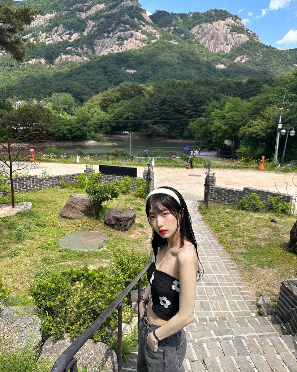 LoonaTheGermany's tweet photo. #UPDATE | Yeojin‘s Instagram-Account Update 📸

"😎"

https://t.co/m5bvg3l4FQ

#이달의소녀 #LOONA #여진 #Yeojin https://t.co/CuWi0JTXzG