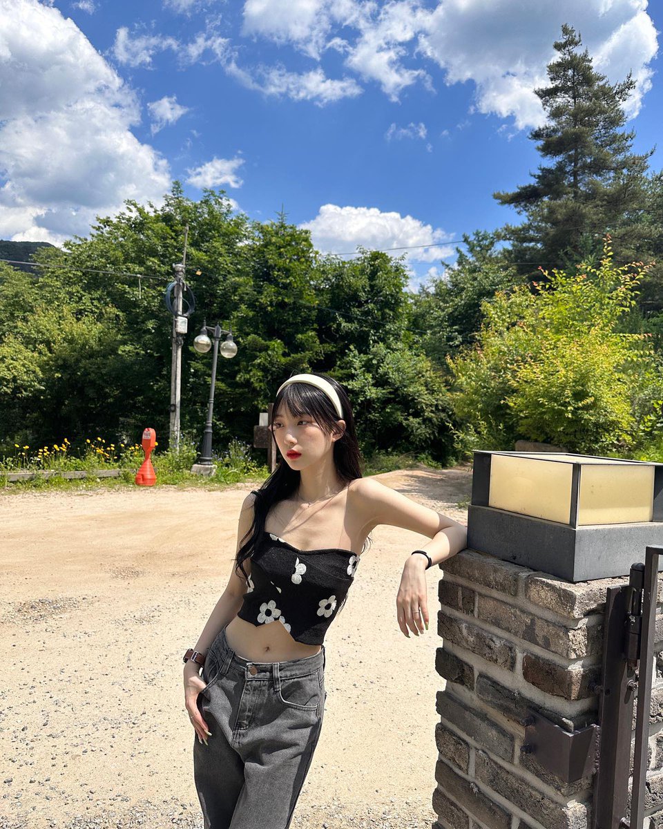 LoonaTheGermany's tweet photo. #UPDATE | Yeojin‘s Instagram-Account Update 📸

"😎"

https://t.co/m5bvg3l4FQ

#이달의소녀 #LOONA #여진 #Yeojin https://t.co/CuWi0JTXzG