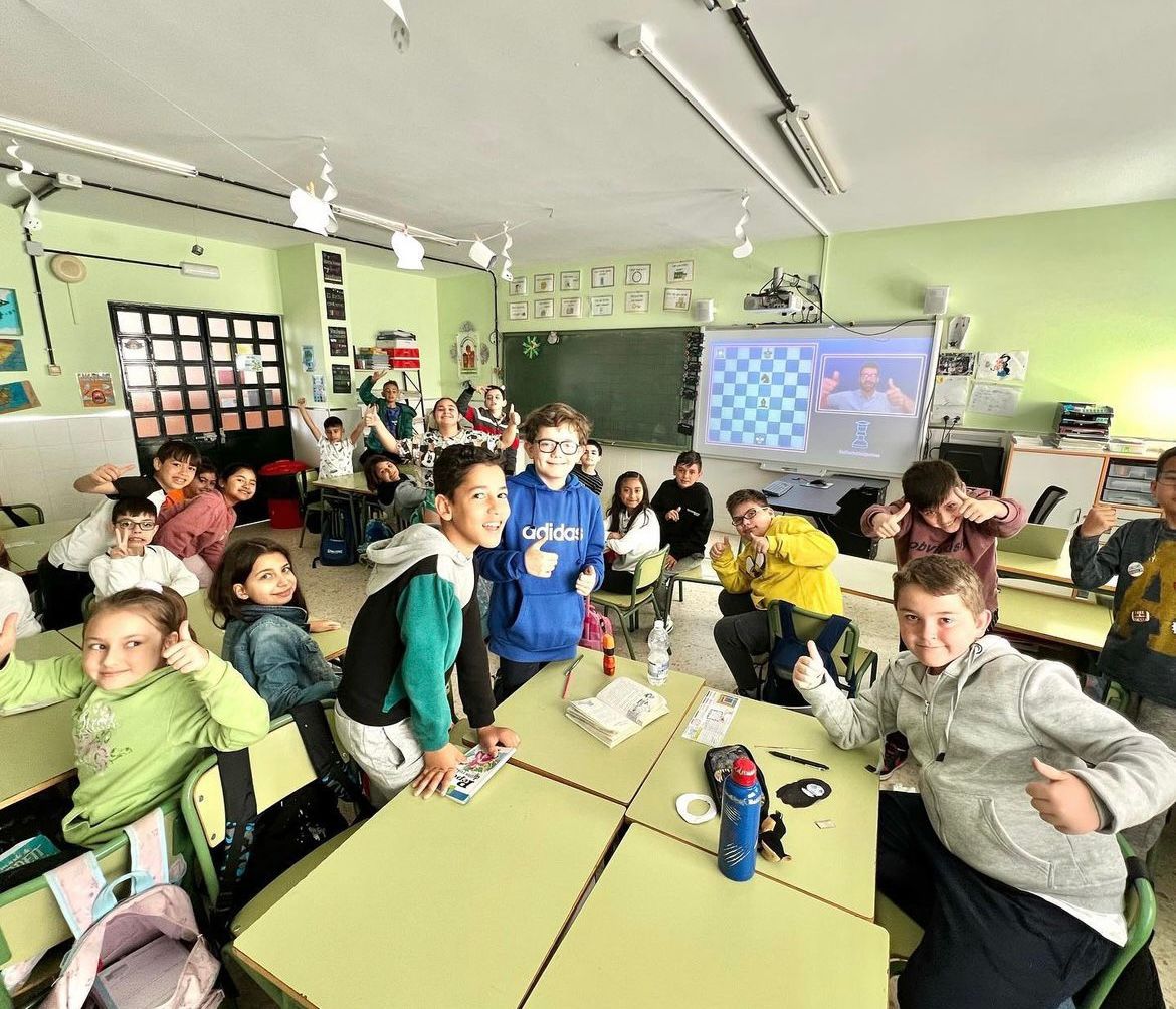 Muy contentos de anunciar al ganador del concurso de la mejor publicación en Redes Sociales del Día del Ajedrez Online. Nuestro jurado de ajedrecistas fotógrafos ha decidido que el ganador sea: el colegio <a href="/safacadiz/">SAFA Cádiz - P. Villoslada</a> 😎💙
El Profe Cristian os visitará en vuestro cole el lunes! :)