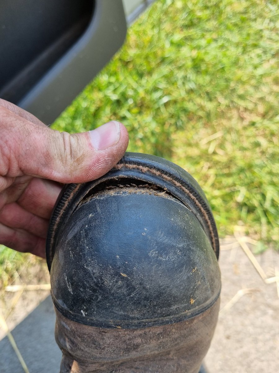 @AriatEurope sole coming off my boots, they are only 7 months old #Ariat #workboots