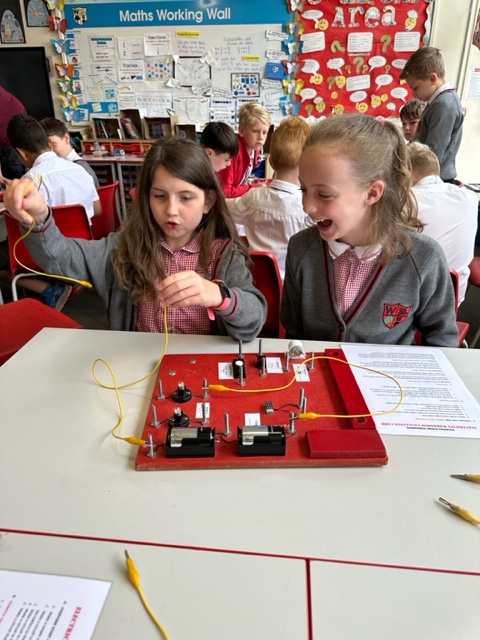 wooltonprimary's tweet image. 4M really enjoyed the visit from Mr.B. and Mr. T. The children learned so much about electricity, it’s uses and how to keep safe when using it. The workshop was an exciting springboard to begin this half terms topic in science #WPSScience @Wow_workshops 👍