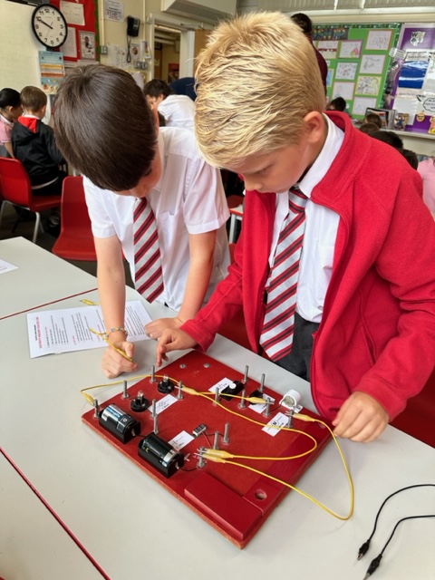 wooltonprimary's tweet image. 4M really enjoyed the visit from Mr.B. and Mr. T. The children learned so much about electricity, it’s uses and how to keep safe when using it. The workshop was an exciting springboard to begin this half terms topic in science #WPSScience @Wow_workshops 👍