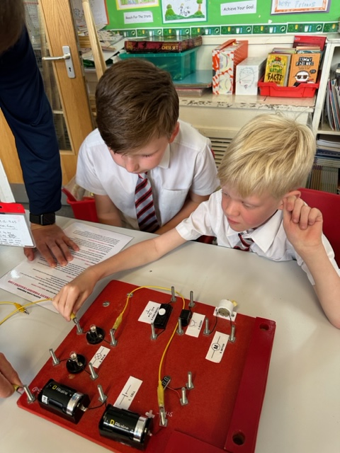 wooltonprimary's tweet image. 4M really enjoyed the visit from Mr.B. and Mr. T. The children learned so much about electricity, it’s uses and how to keep safe when using it. The workshop was an exciting springboard to begin this half terms topic in science #WPSScience @Wow_workshops 👍