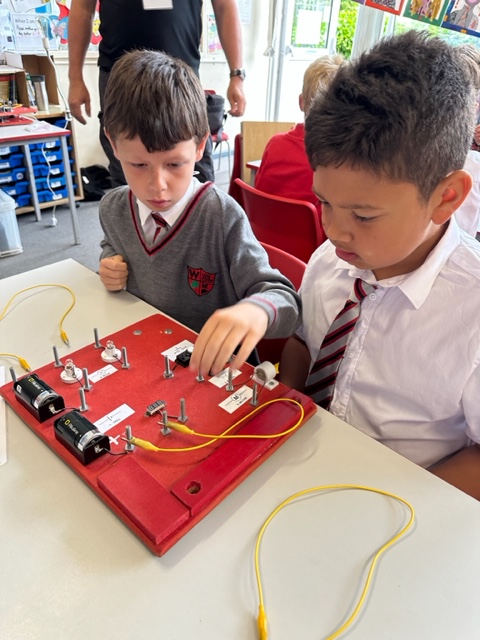 wooltonprimary's tweet image. 4M really enjoyed the visit from Mr.B. and Mr. T. The children learned so much about electricity, it’s uses and how to keep safe when using it. The workshop was an exciting springboard to begin this half terms topic in science #WPSScience @Wow_workshops 👍