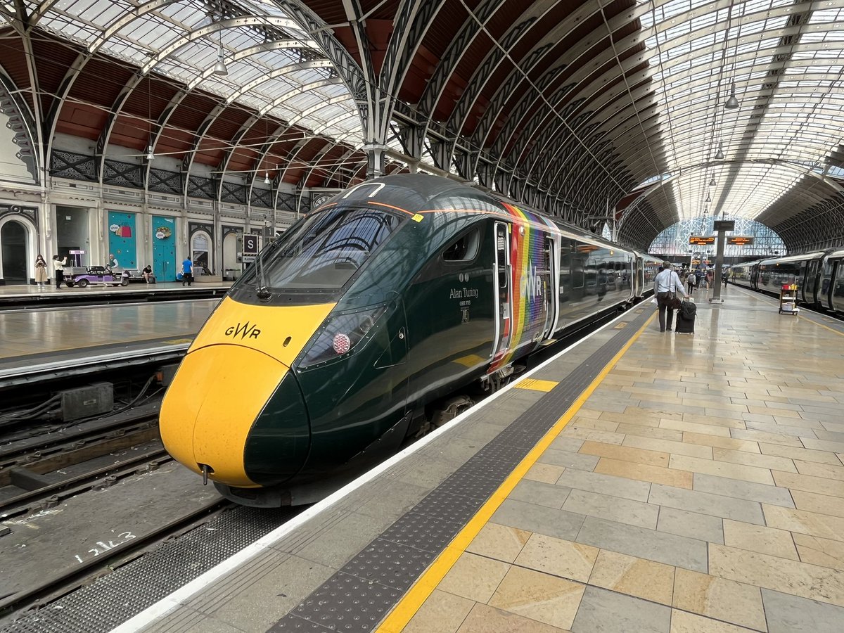 Clinnick1's tweet image. My first @HitachiRailENG @GWRHelp #LornaTrain of the day is #Trainbow 800008 (and 800010) to Reading.