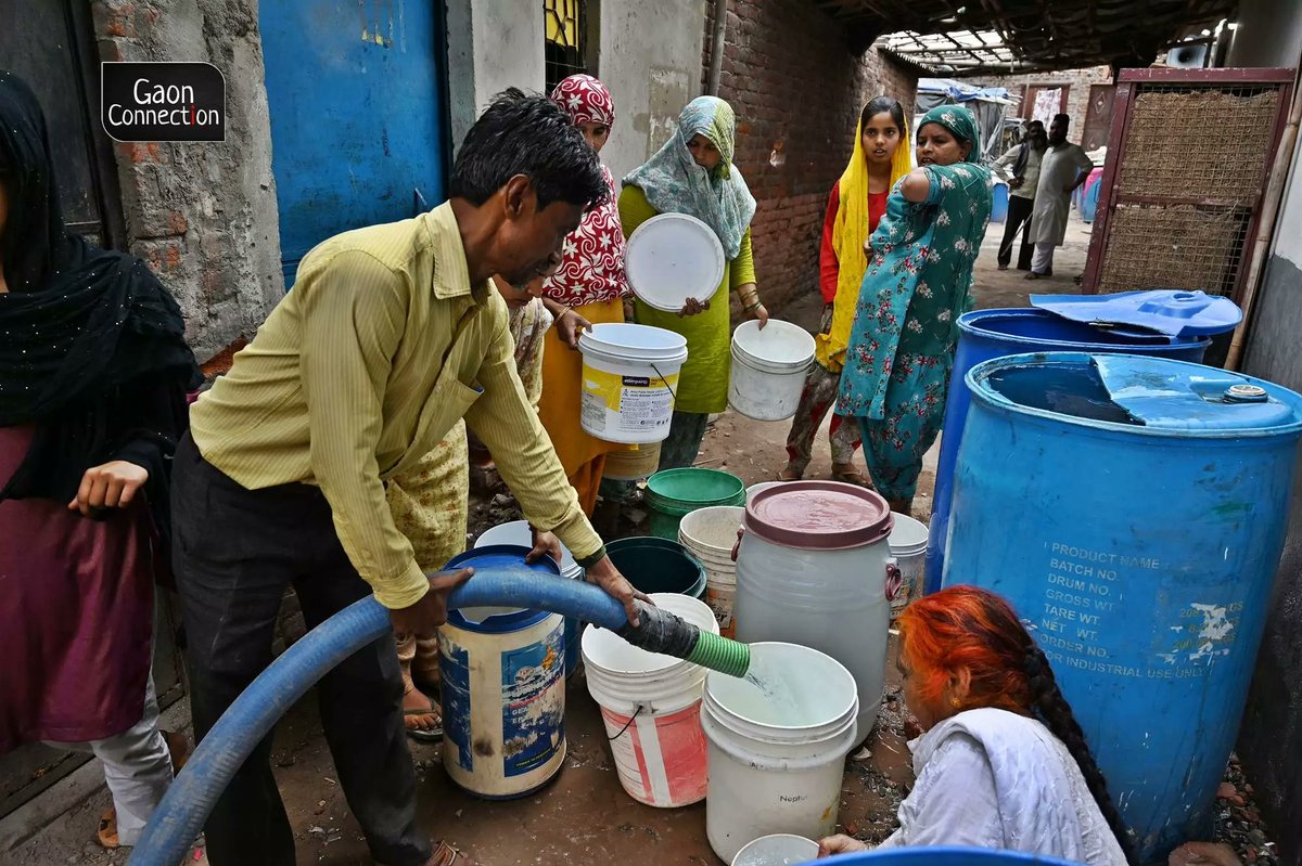 GaonConnectionE's tweet image. #PhotoFeature | Struggles of the urban poor and how they grapple with water scarcity in Delhi

@CMODelhi @CWCOfficial_GoI @Water

More pics here: 
rb.gy/x6nzh