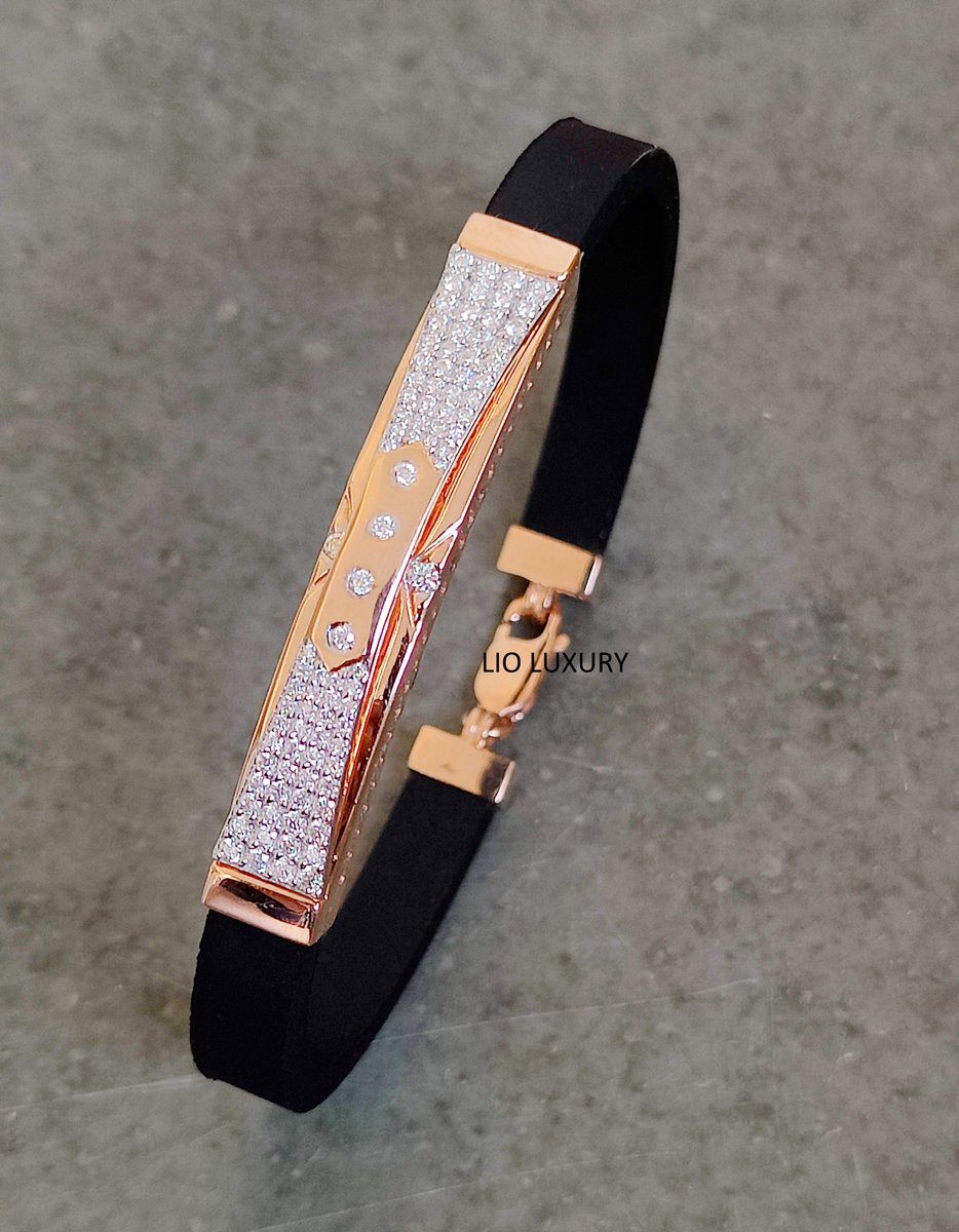 Men's 14Kt Rose gold With Black Leather Belt.
#etsy #etsyseller #etsyshop #etsyseo #etsyfindsoftheday #etsyfinds #etsyjewellery #rosegoldbelt #Gold 
#whitegold  
#like
#moissanite
#Diamond 
#belt 
#engagementgift