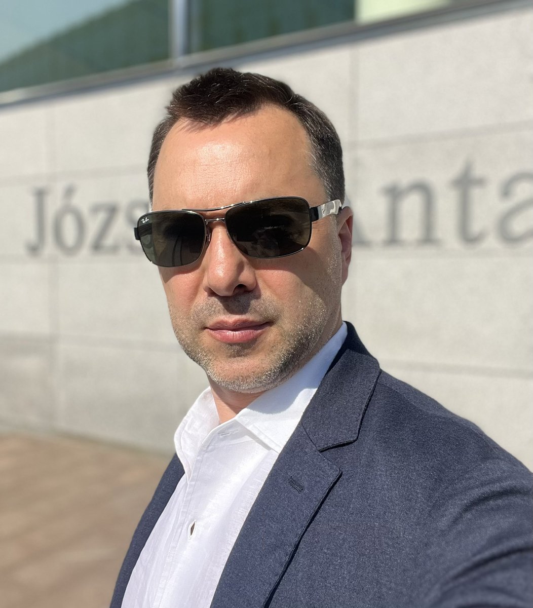 - Більше за інше мені б хотілось, щоб наша «(псевдо)патріотична спільнота», що взяла за моду цідити через відстовбурчену нижню губу «Цой - це жалюгідний зліпок з Cure” сама демонструвала зразки поведінки, якими б годилося захоплюватися.

Ні, про зразки творчості я вже не кажу