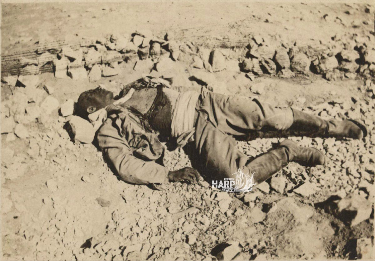 Üçüncü Gazze Muharebesi sırasında şehit düşmüş bir subayımızın naaşı, Gazze, Kasım 1917.

*Fotoğraf notu ''Muharebe sonrası ele geçirilen siperlere bin civarında Türk askeri gömüldü.''
