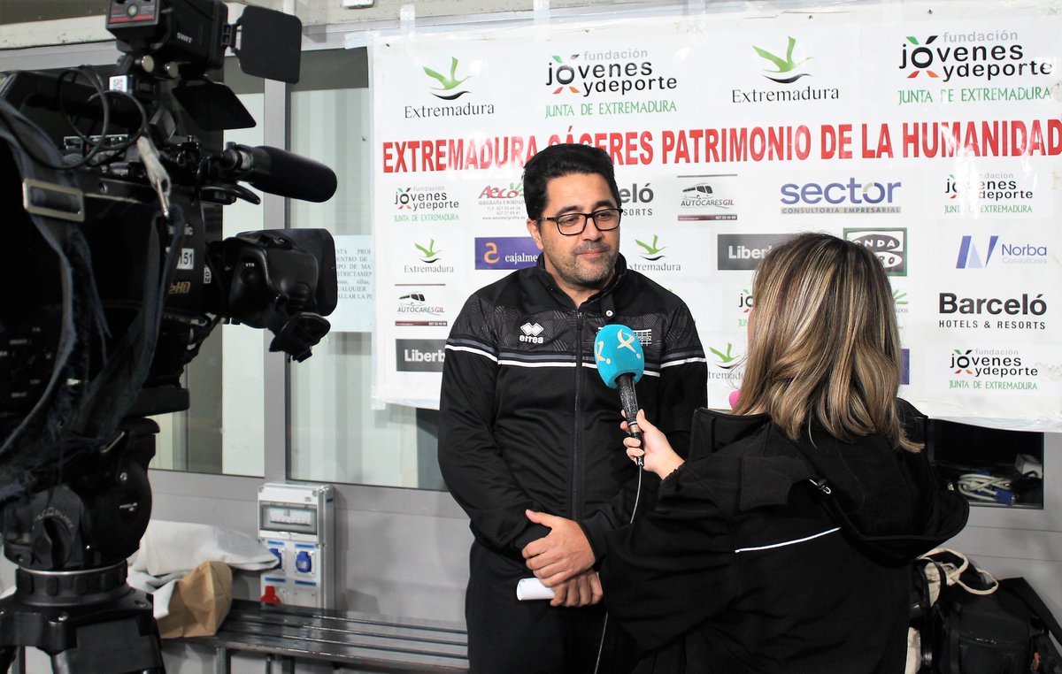 Oscar Pulido volverá a sentarse en el banquillo del Extremadura Cáceres Patrimonio de la Humanidad por cuarta temporada consecutiva. El  volverá a llevar las riendas del equipo en una nueva edición de la Superliga 2 masculina de Voleibol. Encantados de volver a contar contigo!!!