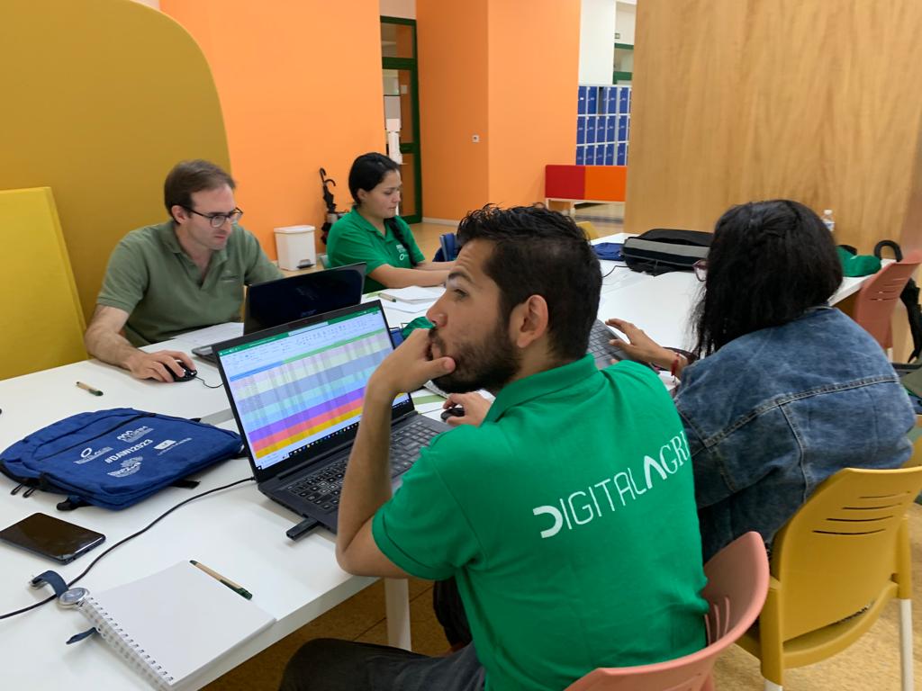 DigitalAgriUCO's tweet photo. ¡Continuamos en #DAWI2023 🚀 en @DigitalAgriUCO
¡Durante 2 y medio días nuestros estudiantes, organizados en 4 grupos 🔴🔵🟡🟢, resolverán ✌🏻retos apoyado en datos digitales!
👉Reto @catedraSIPCAM- #Intermalta @Malteurop https://t.co/gxMkv6DIZm