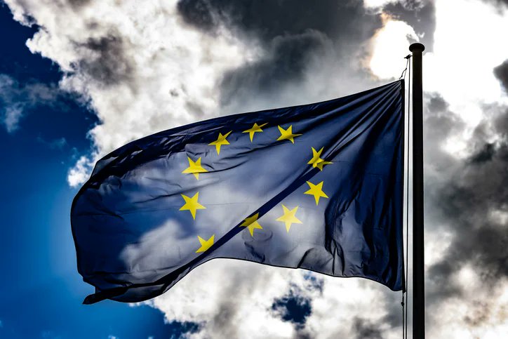 V_Chaponnay's tweet photo. 🚨 FLASH - L'UE entre officiellement en récession  🇪🇺

Le PIB de la zone euro s'est contracté pour le 2e trimestre consécutif, affichant un mollasson -0.1% sur Q1 2023, résultat identique au Q4 2022.

Les pays les plus en difficulté sont l'Allemagne, l'Irlande et les Pays-Bas 📉 https://t.co/cba68QdXWO