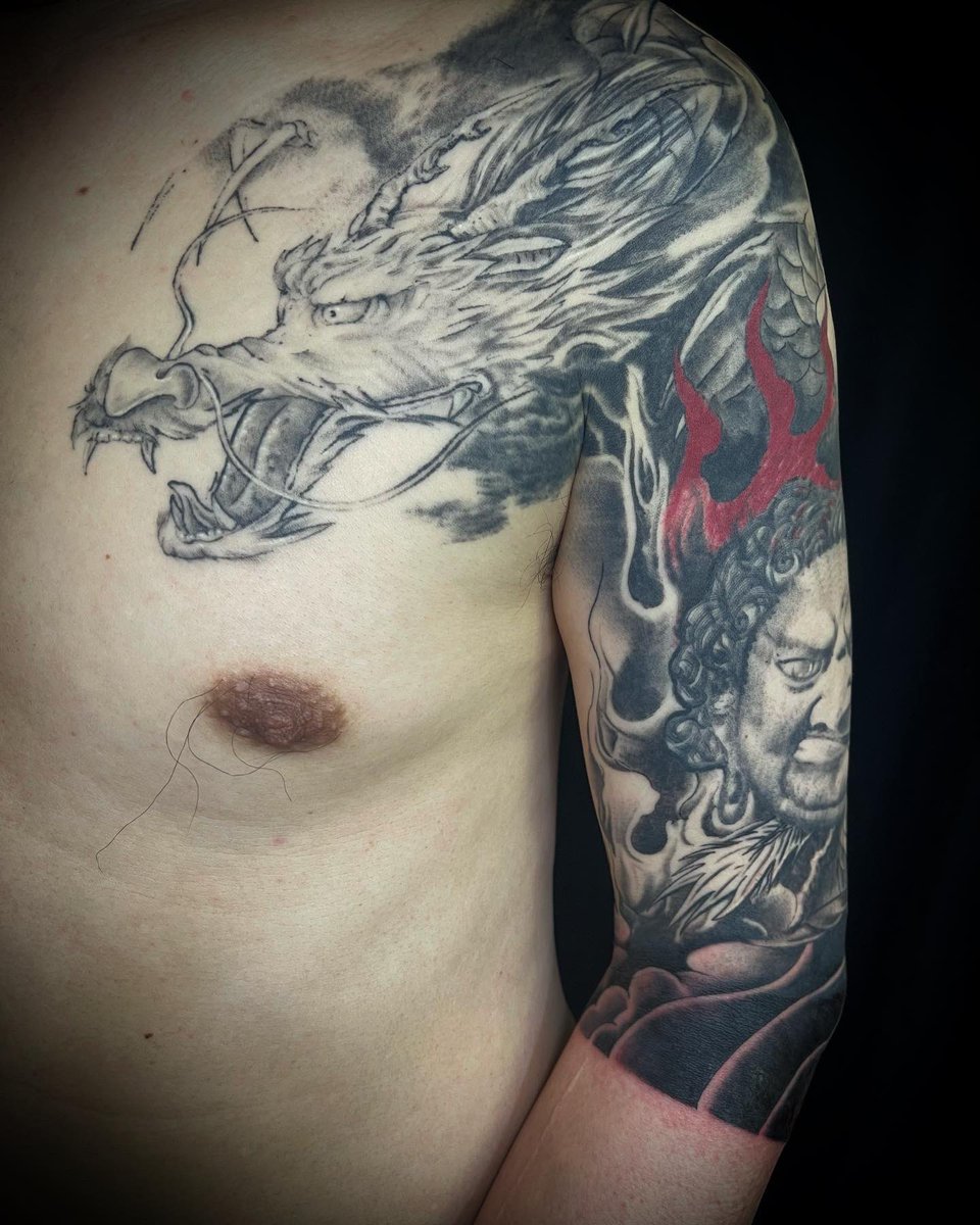 secret_tattoo_h's tweet photo. 🔥龍神とお不動さん🔥 #龍刺青 #不動明王刺青 #フリーハンドタトゥー #和柄 #和彫 #dragontattoo #japanesegod
#secrettattoo #woodsskateboards
#ウッズスケートショップ
#osakatattoo #スケートボーダー
#tattoo #高槻市 #大阪 #刺青
#リアルタッチ
#アニマルタトゥー https://t.co/R2BFvCAAGi