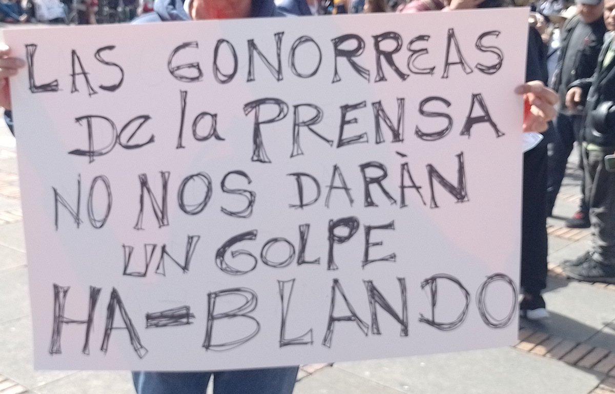 Javierforero19's tweet photo. @IvanDuque Los 1/2$ de comunicación que responden a intereses de grandes grupos económicos no pueden hablar de independencia, objetividad. 
Están al servicio de sus patrones 
¿Objetiva la pre de Semana? 
¿Objetivo el director de Blue, su cuñado? https://t.co/CfeRaSWq7z