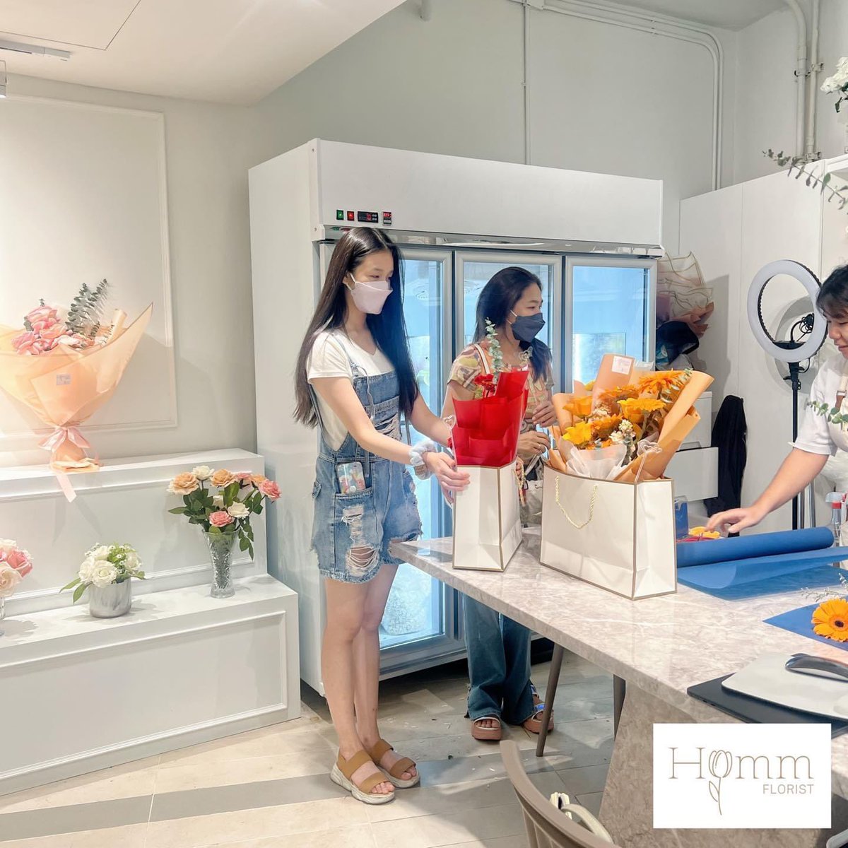 BABYMONGLOBAL's tweet photo. [INFO] UPDATE 080623

#PHARITA in newly shared photos by Homm Florist, flower store in Thailand

#BABYMONSTER #베이비몬스터
@YGBABYMONSTER_ #DREAM https://t.co/dUG9xY5rX5