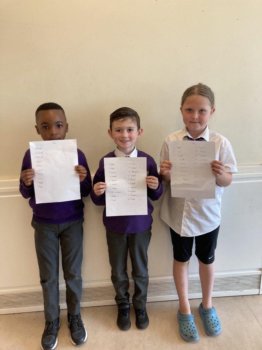 miss_mccullim's tweet photo. Fantastic collaborative work from this P3a superstars! We worked together to make a list of ‘ea’ words then write them independently! @StMonicaMilton https://t.co/fpFlSDgXBu