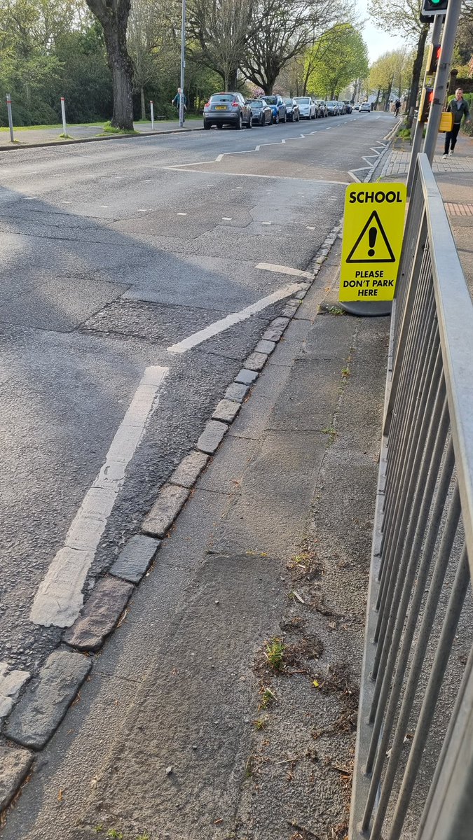 MartinDigon's tweet image. What we consider normal: a school having to spend money on signs to remind parents that parking on zig-zags is illegal (£100 and 3 points) and endangers the whole school population.
