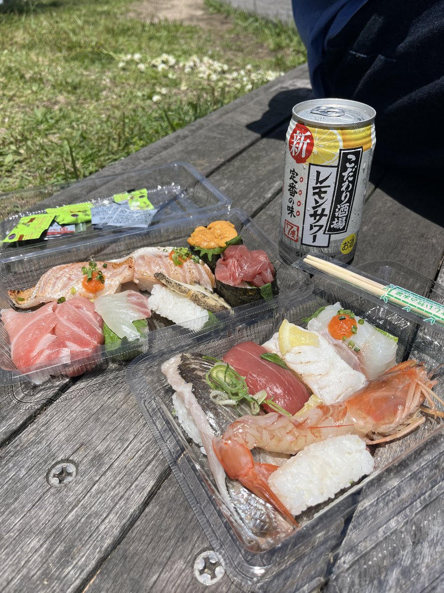nekono_4ppo's tweet photo. めちゃうまお寿司選び放題の唐戸市場めっっちゃ良い https://t.co/UuOw4LBVTj