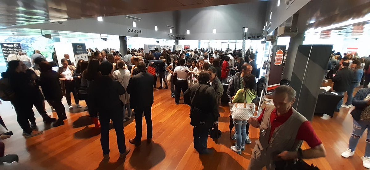 Alamedillas's tweet photo. Todas las empresas están atendiendo a las cientos de personas que están acudiendo a la #IIFeriaEmpleoDeRetiro 

Gracias a todos por la paciencia a la hora de acceder al pabellón

#Empleo #Madrid https://t.co/FMYhnC4nDf