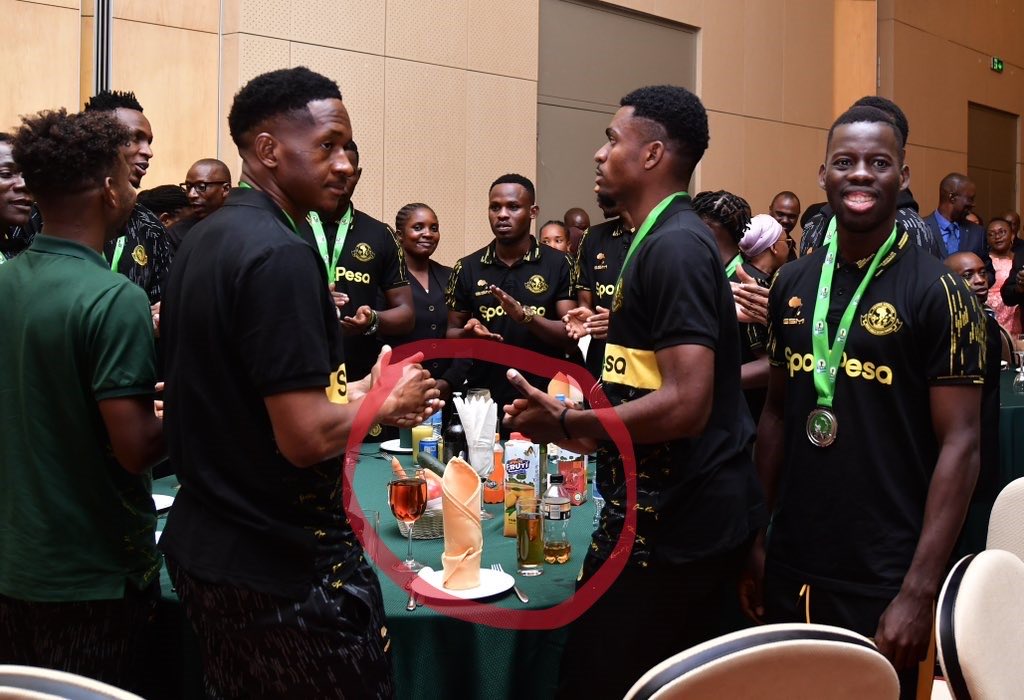 GIVENALITY's tweet photo. Wanetu ikulu waliwekewa juice ya Azam mezani na bado hawakuelewa 😄 https://t.co/WcLk227kpJ