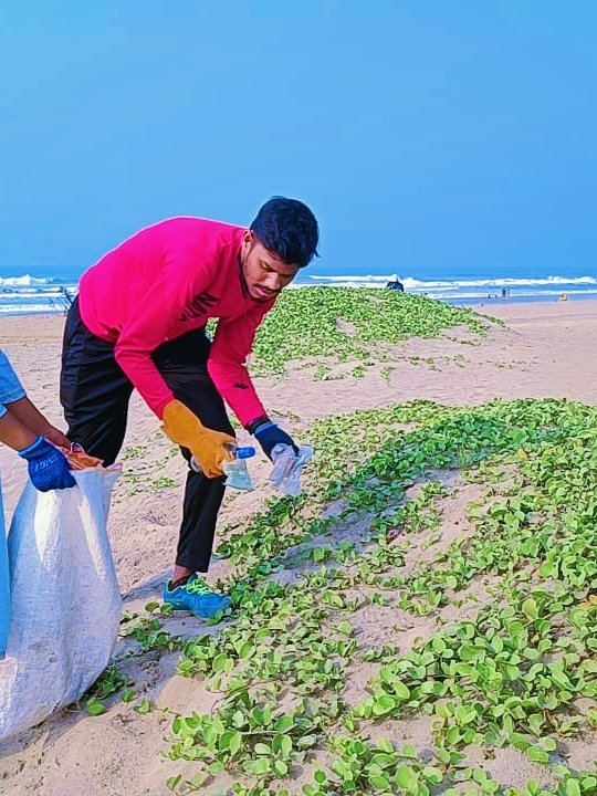 Beach clean up drive for the occasion of #WorldOceansDay 

Please don't throw the plastic at the ocean .
#BlueRevolution
#PlasticPollution 
#ProtectOurOceans