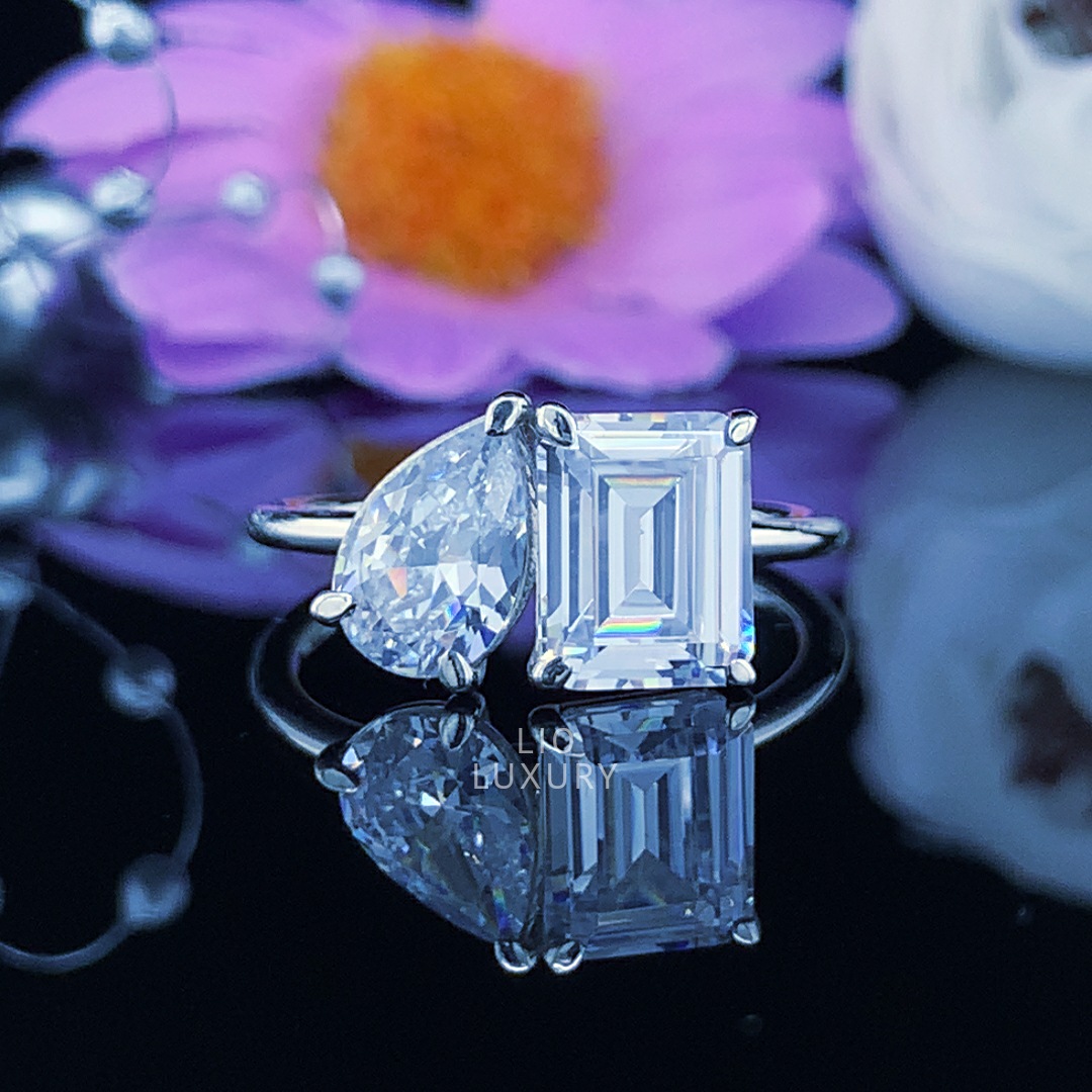 lioluxury's tweet image. 2.50CT Emerald&amp;amp;2.00CT Pear Cut Moissanite Toi Et Moi Ring Two Stone Engagement Ring Silver Anniversary Ring Double Stone Rings Birthday Gift.
#toietmoiring
#twostonering
#moissanitejewelry
#EtsyShop
#Moissanite
#TwoStone
#BirthdayGift
#EtsyHandMade
#lioluxuryjewelry
#emeraldring