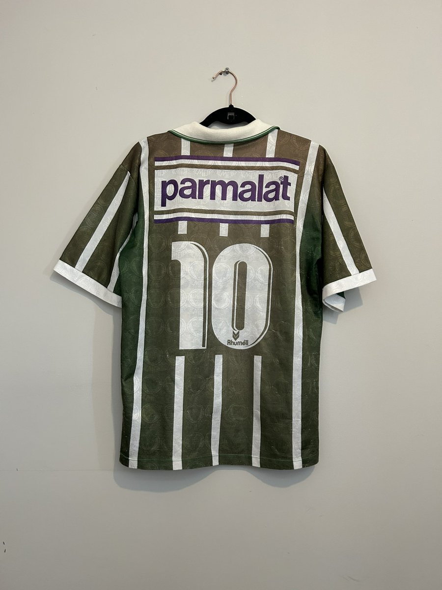 FreshPrintsofF1's tweet image. Picked this Palmeiras 1992 shirt up in São Paulo this year and it’s stunning. 
Took 30 minutes of haggling and chatting with the street seller who was off his face but it was worth it

#saopaulo #palmeiras #football #brazil #vintage #retro