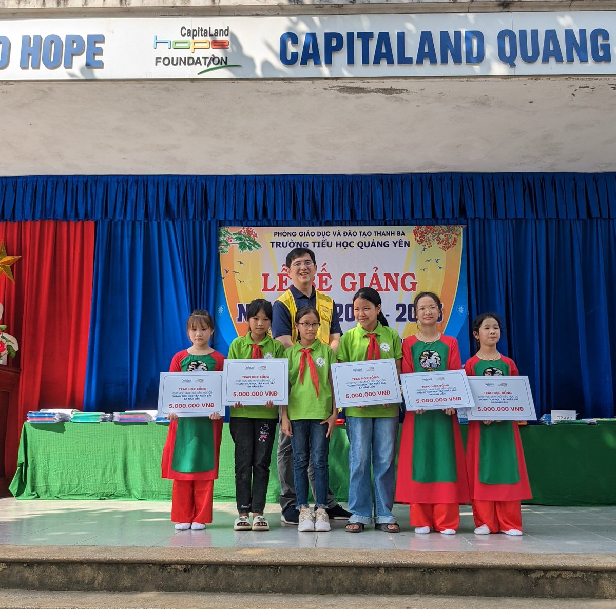 CapitaLand's tweet photo. #CapitaLandDevelopment (Vietnam) & #CapitaLandHopeFoundation distributed school essentials to abt 1,400 students and awarded 22 scholarships across 4 schools in Vietnam under the CapitaLand Hope School Programme. Read: https://t.co/fgW0fz5p1t https://t.co/nVUzREm9YU