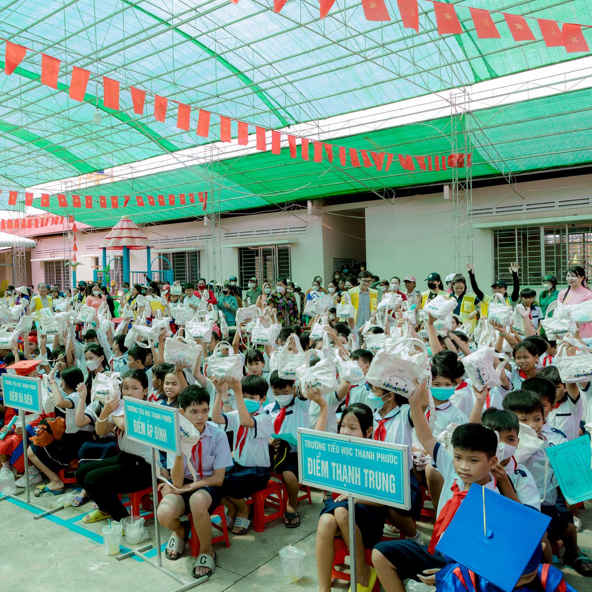 CapitaLand's tweet photo. #CapitaLandDevelopment (Vietnam) & #CapitaLandHopeFoundation distributed school essentials to abt 1,400 students and awarded 22 scholarships across 4 schools in Vietnam under the CapitaLand Hope School Programme. Read: https://t.co/fgW0fz5p1t https://t.co/nVUzREm9YU