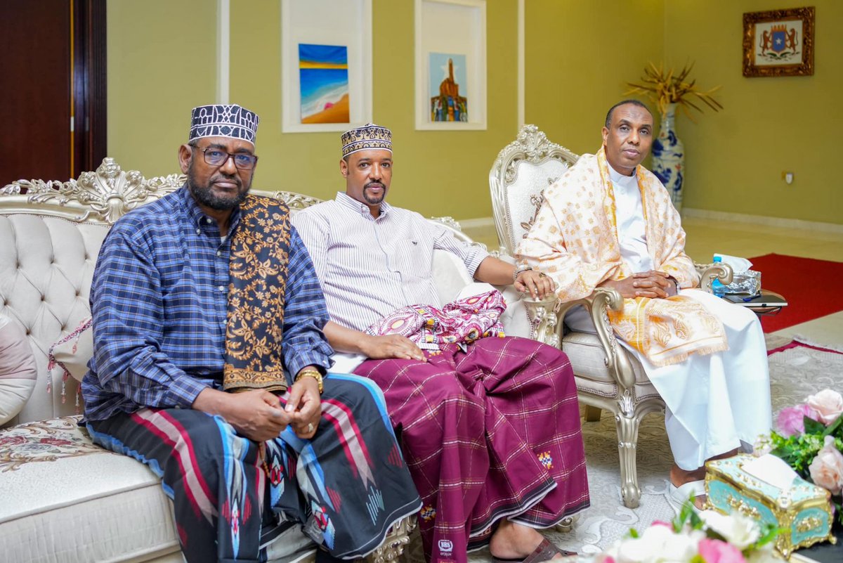reallysomali's tweet photo. Madaxweynaha Jamhuuriyadda Federaalka Soomaaliya Mudane Xasan Sheekh Maxamuud oo uu wehliyo Ra’iisul Wasaaraha XFS ayaa casho Sharaf waxa uu ku maamuusay Isimada Dhaqanka SSC ee ku Sugan Muqdisho.

#Villasomalia #ssckhaatumo #Laascaanood https://t.co/car0wi6YuE