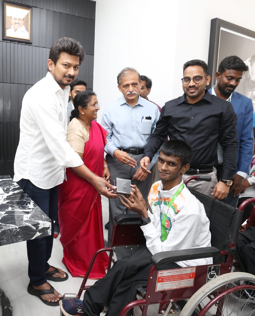 Udhaystalin's tweet photo. புது டெல்லியில் அண்மையில் நடைபெற்ற Cerebral Palsy Athletics Championship-ல் பங்கேற்று தடகளம் மற்றும் கால்பந்தாட்ட போட்டிகளில் பதக்கங்களை குவித்துள்ள தமிழ்நாட்டு வீரர் - வீராங்கனையரை இன்று நேரில் சந்தித்து வாழ்த்தினோம். 

பெருமூளை வாதம் சாதிப்பதற்கு தடையில்லை என வெற்றியுடன் புன்னகைக்கும் நம் வீரர் ��ீராங்கனையருக்கு பாராட்டுகள். @Atulyamisraias @jmeghanathreddy @umaraniselvaraj