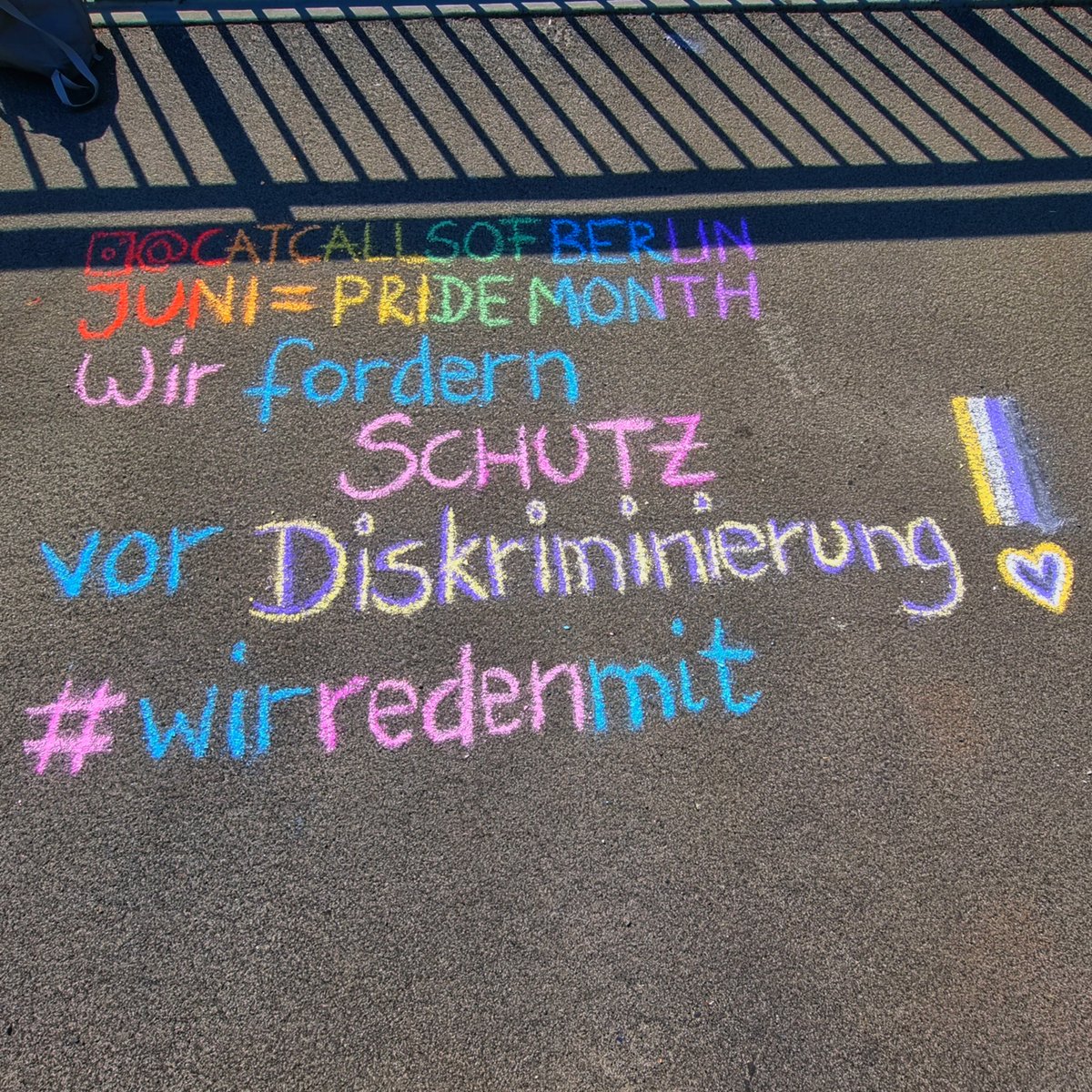 catcallsberlin's tweet photo. Caption auf Instagram!
#pride #selbstbestimmungsgesetz #queer #wirredenmit #thefutureisnonbinary #loveislove #catcallsofberlin #ankreiden #chalkback #berlin #feminism
https://t.co/fVZFjCAGFk https://t.co/4YSA6n8qPh