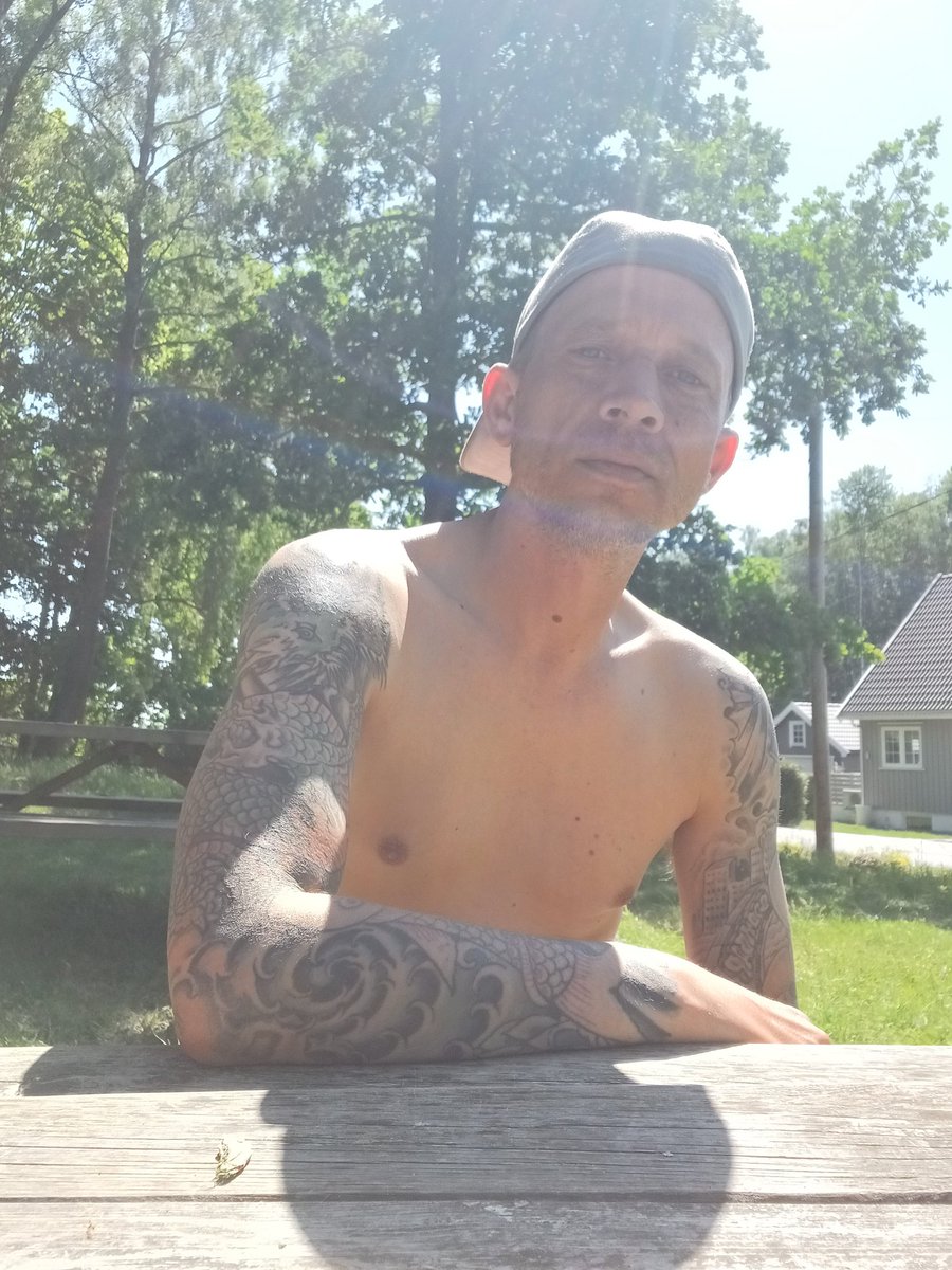 PhillaDayZilla's tweet photo. Ouufff... hard day at work. Getting payed for this isn't the worst thing in the world #work #sunshine #solskinn #jobb #gettingabitofsun #kirkensbymisjon #tanning #harddayatwork https://t.co/dYejVhd5q6